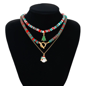 Detail van gelaagde kerstketting set met kleikralen en een sneeuwpop hanger op een buste