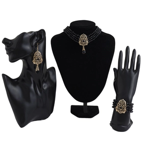 Detalle del conjunto de joyas de lujo con cuentas negras y grabado dorado