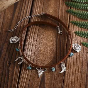 Choker bohème en daim marron avec pendentifs tête de taureau et perles turquoise