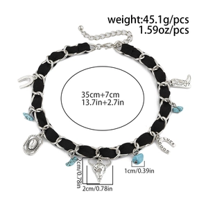 Détails du collier bohème tête de taureau avec breloques porte-bonheur et turquoises