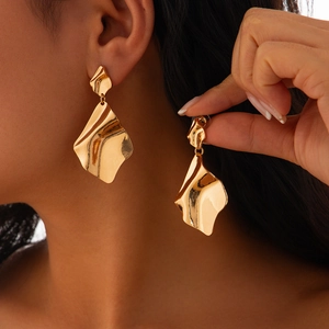 Boucles d'oreilles pendantes géométriques dorées irrégulières en métal froissé épais