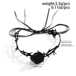 Detail eines schwarzen Gothic-Halsbands mit Rose, Dornendesign und verstellbarem Band