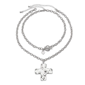 Detail van zilveren punk dubbele ketting met gehamerd kruis en hartje met OT-sluiting