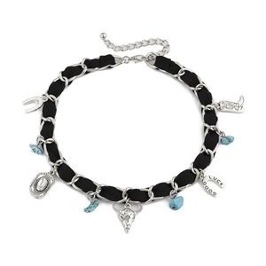 Détail du collier style Western avec crâne de taureau, breloques de cow-boy et turquoise