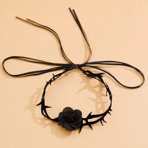 Nahaufnahme einer gotischen schwarzen Rosenkette mit Dornen und verstellbaren Seidenbändern