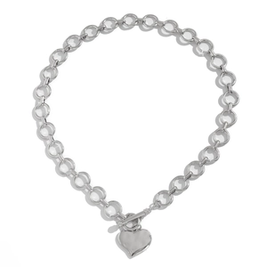 Detail van zilveren ketting met OT-sluiting en gepolijste hartvormige hanger