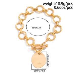Dettaglio del bracciale dorato con chiusura a T, ciondolo tondo e misure di 18cm