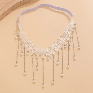 Detail eines weißen Spitzen-Chokers mit Silberketten, Perlen und lila Gummiband