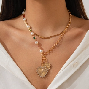 Mehrlagige goldene Schlangenkette mit Perlen, Edelsteinen und Doppelherz-Anhängern