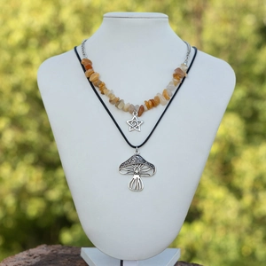 Detail van Boheemse gelaagde ketting met paddenstoelhanger en turkoois kralen
