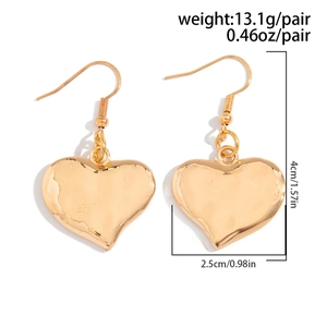 Orecchini a cuore lava dorati lucidi che mostrano peso 13,1g e altezza 4cm dimensioni
