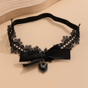 Detailansicht eines Gothic-Spitzen-Beinrings mit Satinschleife und Fledermaus-Anhänger