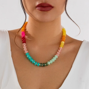 Boho-Halskette mit bunten Regenbogen-Acrylperlen an Model mit weißem V-Ausschnitt