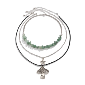 Detail van gelaagde bohemian ketting met retro paddenstoel hanger en turquoise kralen