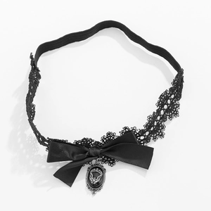 Nahaufnahme von Gothic-Beinring aus schwarzer Spitze mit Satinschleife und Fledermaus