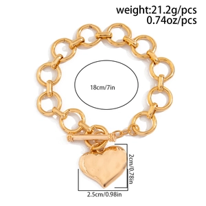 Dettaglio bracciale a catena dorata spessa con ciondolo a cuore e chiusura a barra OT