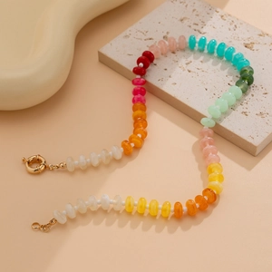 Bunte Regenbogen-Perlenkette aus Acryl mit goldenen Metallringen und Karabiner