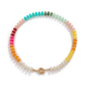Regenbogen Acryl Perlenkette Choker mit goldenem Federringverschluss auf weißem Grund