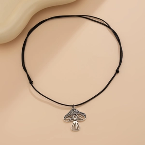 Detail van zilveren paddestoel hanger ketting met zwart koord en sterpatroon