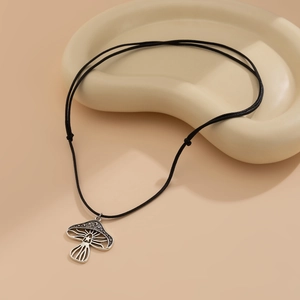 Etnische paddestoel ketting met vintage turquoise kralen en verstelbaar waskoord