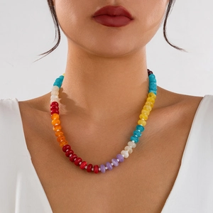 Detail der bunten Acryl-Regenbogenperlenkette am Modell, die den sommerlichen Stil betont