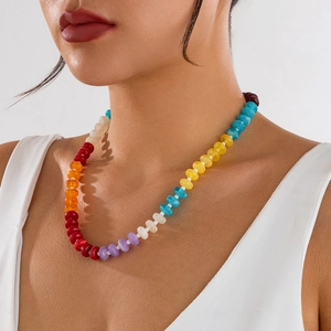 Nahaufnahme einer bunten Regenbogen-Perlenkette am Hals, mit lebhaften Harzperlen