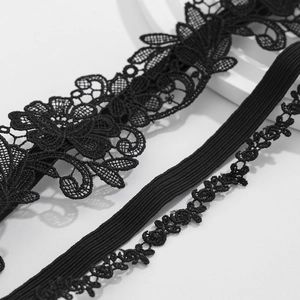 Makro-Detail von sexy schwarzer floraler Spitzen-Beinkette mit elastischem Band für Damen
