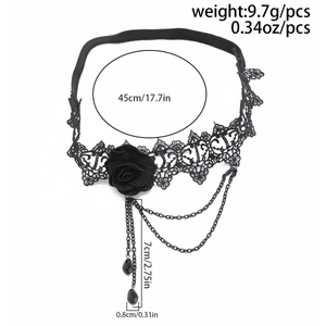 Détail d'un collier choker gothique en dentelle noire avec rose et chaînes en métal