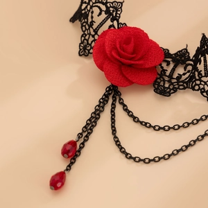 Chaîne de jambe gothique en dentelle avec rose rouge et pendentifs pour style lolita