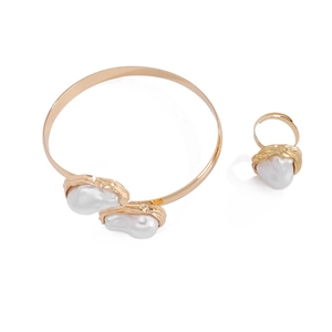 Détail du jonc ouvert doré et de la bague assortie avec perles baroques et texture martelée