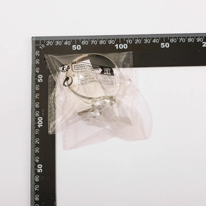 Vue détaillée du collier ouvert en métal argenté avec perles baroques et règle de mesure