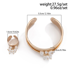 Dettaglio del set di gioielli con perle dorate, bracciale e anello con misure incluse