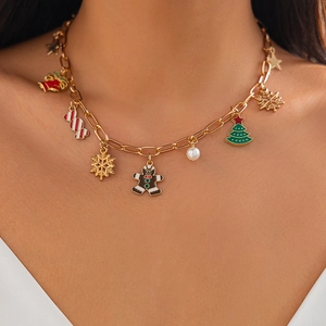 Dettaglio collana natalizia dorata con ciondoli smaltati di albero e omino pan di zenzero