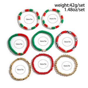 Vue détaillée du lot de 8 bracelets de Noël en perles d'argile avec périmètre de 18 cm