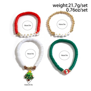Détail de l'ensemble de 4 bracelets de Noël avec perles de lettres MERRY et HOLLY