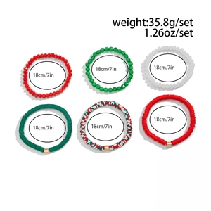 Détail de l'ensemble de 6 bracelets de Noël avec perles d'argile et breloques étoiles CCB