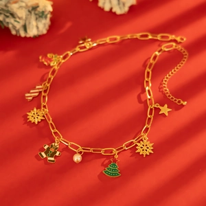 Dettaglio collana natalizia con ciondoli omino pan di zenzero, albero e fiocchi di neve