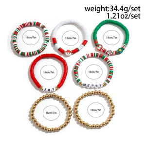 Détail de 7 bracelets de Noël en argile avec lettres JOY et breloques de fête
