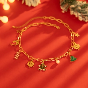 Collana natalizia dorata con ciondoli colorati ad albero e fiocco di neve su fondo rosso