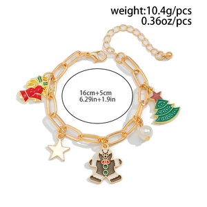 Dettaglio di un bracciale natalizio con campanelle, stelle, omino di zenzero e albero