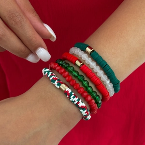 Gros plan de bracelets de Noël festifs en argile polymère avec étoiles et breloques