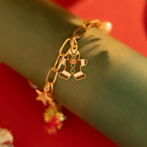 Bracciale natalizio con ciondolo omino di pan di zenzero, stelle e perle su catena d'oro