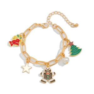 Dettaglio del bracciale di Natale con campanella, omino di pan di zenzero e charms