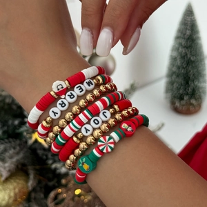 Détail de bracelets de Noël colorés en argile polymère avec breloques Merry et Joy