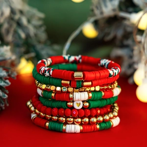 Détail du lot de bracelets de Noël en argile polymère avec breloques cœur dorées