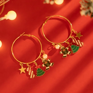 Orecchini a cerchio natalizi con ciondoli come albero di Natale omino pan di zenzero e stella