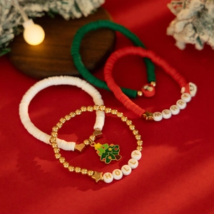 Vue détaillée des bracelets de Noël avec perles de lettres Merry et Holly et breloque