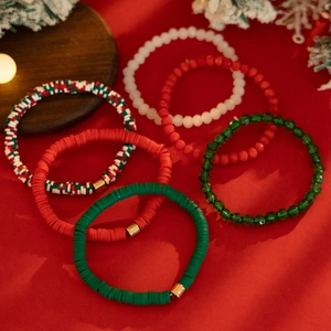 Vue détaillée du lot de bracelets de Noël en perles aux couleurs rouge, vert et blanc