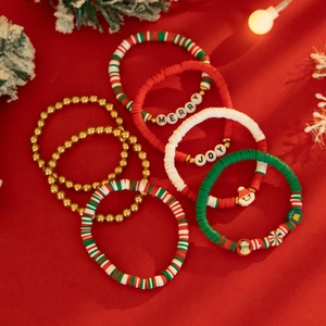 Détail d'un lot de 6 bracelets de Noël avec perles de couleur et breloques festives