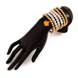 Detail eines fünfteiligen Armband-Sets mit Happy Fall Perlen und orangefarbenem Ahornblatt